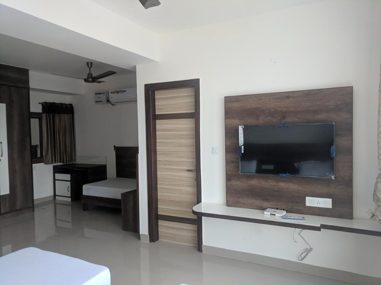 Pride Home Nayagaon Extérieur photo
